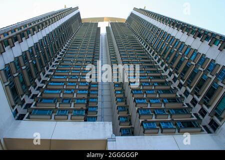 Simmetria e brutalità nella Multi Floor Residential Tower di Hong Kong, Cina Foto Stock