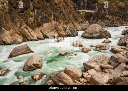 Fiume che scorre veloce alla Gola di Tiger Leaping, un canyon panoramico lungo il fiume Jinsha. Uno dei canyon fluviali più profondi e spettacolari del mondo. Foto Stock