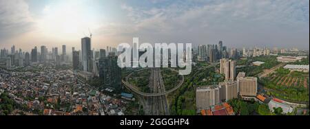 Vista aerea dei traffici della città alla rotonda di semanggi, Giacarta, Indonesia. Vista aerea su autostrade e grattacieli con nube di rumore. Giacarta, Indone Foto Stock
