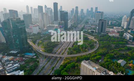 Vista aerea dei traffici della città alla rotonda di semanggi, Giacarta, Indonesia. Vista aerea su autostrade e grattacieli con nube di rumore. Giacarta, Indone Foto Stock