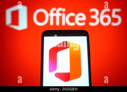 Ucraina. 31 ago 2021. In questa immagine è visualizzato il logo Microsoft Office 365 sullo schermo di uno smartphone e di un pc. Credit: SOPA Images Limited/Alamy Live News Foto Stock