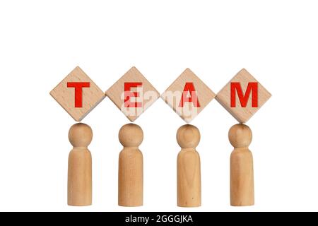 Modelli in legno piolo uomo con cubi in legno e lettere ortografia SQUADRA su sfondo bianco. Concetto aziendale. Foto Stock