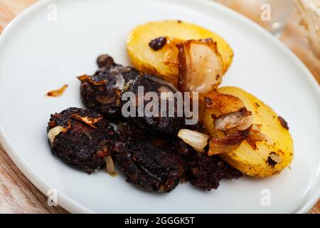 Tradizionale salsiccia di sangue spagnola con patate al forno Foto Stock