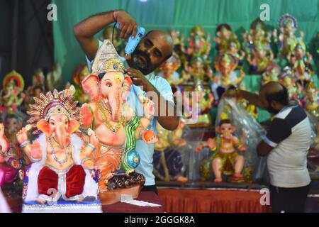 Jabalpur: Un artista decora con cura un idolo di Lord Ganesha in un laboratorio in preparazione del festival Ganesh Chaturthi a Jabalpur, Foto Stock