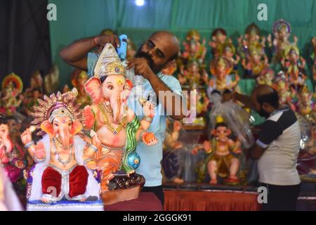 Jabalpur: Un artista decora con cura un idolo di Lord Ganesha in un laboratorio in preparazione del festival Ganesh Chaturthi a Jabalpur, Foto Stock