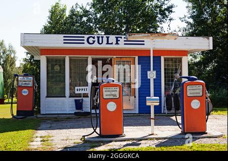 Vannas, Norrland Svezia - 4 agosto 2021: Un vecchio distributore di benzina dagli anni sessanta Foto Stock