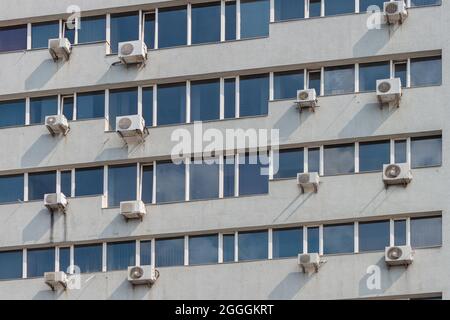 Molti condizionatori d'aria sul muro dell'edificio Foto Stock