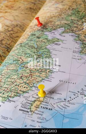 Le capitali di Taiwan e della Cina hanno puntato con le spine colorate Foto Stock