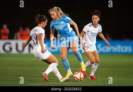 Estadio Afredo di Stefano, Madrid, Spagna; 31 agosto 2021; Women's Champions League, Real Madrid CF contro Manchester City Football Club; Alex Greenwood (Manchester City) controlla la palla di fronte a Nahikari ed Esther Gonzalez (Real Madrid) Foto Stock