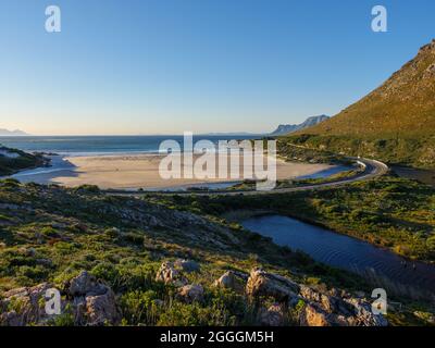 La splendida R44 Clarence Drive lungo le rive orientali di False Bay. Rooi-else, vicino a Città del Capo, Western Cape. Sudafrica Foto Stock