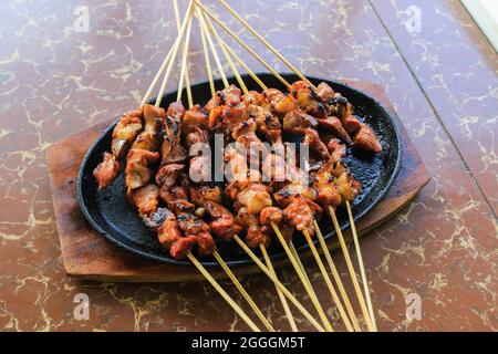 Capra satay o sate kambing nel piatto caldo Foto Stock