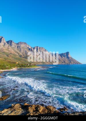 Vista delle montagne di Kogelberg lungo Clarence Drive tra Gordon's Bay e Rooi-Els. Falso alloggiamento. Capo Occidentale. Sudafrica Foto Stock