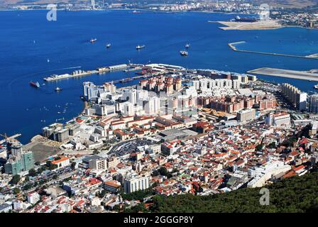 Vista sui tetti della città e il porto verso la baia di Algeciras, Gibilterra. Foto Stock