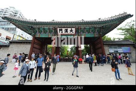 Un tradizionale tamburo coreano fuori dalla porta di Daehanmun presso il palazzo Deoksugung a Seoul, Corea. Foto Stock