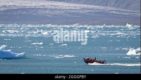 JOKULSARLON, ISLANDA - 30 luglio 2021: Avventura in barca sul lago del ghiacciaio Jokulsarlon il 30 luglio 2021. Foto Stock