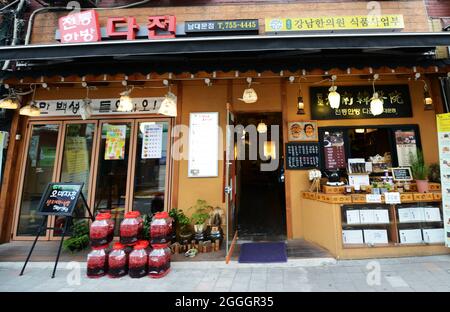 Una farmacia tradizionale coreana che serve tè curativi al mercato Namaemun di Seoul, Corea del Sud. Foto Stock