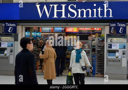 Foto di archivio datata 16/1/2014 di una filiale di WH Smith nel centro di Londra. WH Smith ha dichiarato che le sue vendite per l'anno scorso dovrebbero essere "leggermente più avanti" delle aspettative, in quanto la sua attività di viaggio ha continuato la sua ripresa nelle ultime settimane. Il gruppo retail ha rivelato che le vendite totali nei sei mesi fino all'agosto 31 erano pari al 65% dei livelli pre-pandemici rispetto allo stesso periodo del 2019. Data di emissione: Mercoledì 1 settembre 2021. Foto Stock