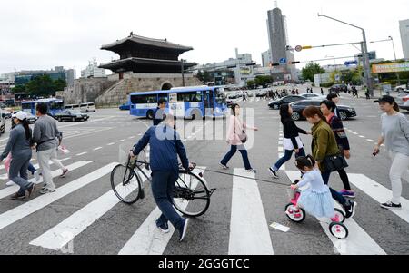 Dongdaemun - la porta orientale della vecchia città fortificata di Seoul, Corea. Foto Stock