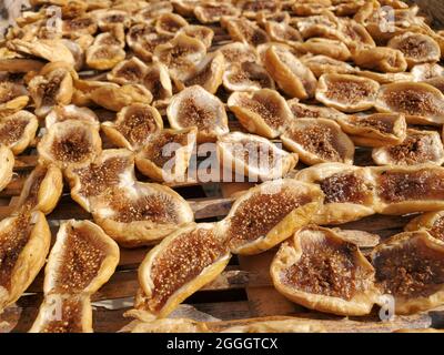 Fichi italiani secchi tradizionali alla luce del sole d'estate, cibo sano, frutta biologica, cilento Foto Stock