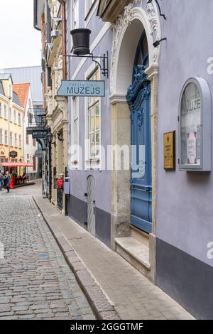 Riga, Lettonia. Agosto 2021. Vista esterna dell'ingresso al museo della farmacia nel centro della città Foto Stock