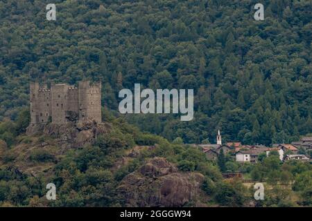 Il castello medievale di Ussel, Chatillon, Valle d'Aosta, Italia, immerso nella natura circostante Foto Stock