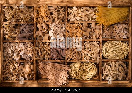 Presentazione di un mix di pasta diversa integrale stivata in piccoli contenitori Foto Stock
