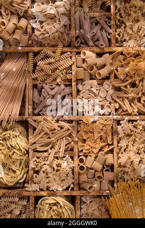 Presentazione di un mix di pasta diversa integrale stivata in piccoli contenitori Foto Stock