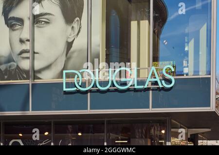 Mainz, Germania - 25 feb - 2019 Logo Sign on the Window of A Douglas Shop. Douglas GmbH è un rivenditore tedesco di profumi e cosmetici Foto Stock