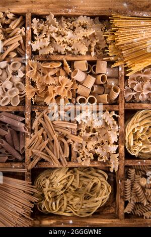 Presentazione di un mix di pasta diversa integrale stivata in piccoli contenitori Foto Stock