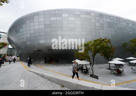 L'iconico Dongdaemun Design Plaza a Seoul, Corea. Foto Stock