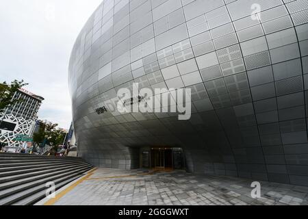 L'iconico Dongdaemun Design Plaza a Seoul, Corea. Foto Stock