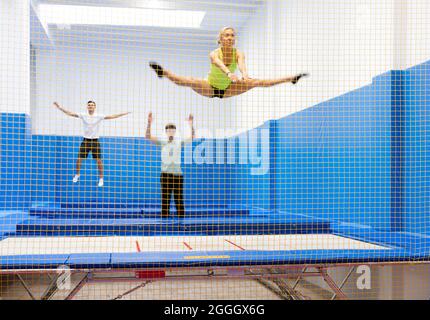 Persone sportive che si esercitano sul trampolino Foto Stock