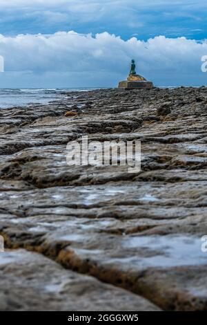 La famosa statua della sirena chiamata 'la Sirena' creata da uno scultore locale Albino Valverde sulla spiaggia di Esterillos East, Costa Rica del Pacifico. Bassa marea Foto Stock