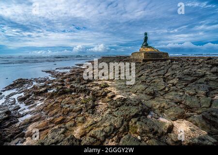 La famosa statua della sirena chiamata 'la Sirena' creata da uno scultore locale Albino Valverde sulla spiaggia di Esterillos East, Costa Rica del Pacifico. Bassa marea Foto Stock