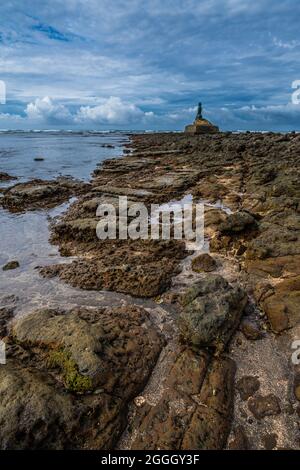 La famosa statua della sirena chiamata 'la Sirena' creata da uno scultore locale Albino Valverde sulla spiaggia di Esterillos East, Costa Rica del Pacifico. Bassa marea Foto Stock