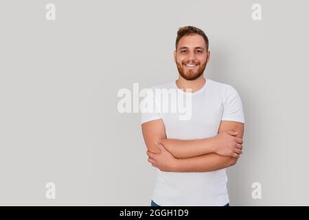 Primo piano di giovane uomo rosso che posa, isolato su sfondo bianco. Foto di alta qualità Foto Stock