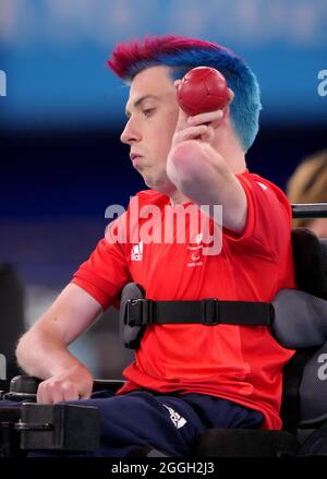 David Smith della Gran Bretagna compete nell'individuale - BC1 Gold Medal Match contro il Chew Wei Lun della Malesia alla palestra Ariake durante il giorno otto dei Giochi Paralimpici di Tokyo 2020 in Giappone. Data foto: Mercoledì 1 settembre 2021. Foto Stock