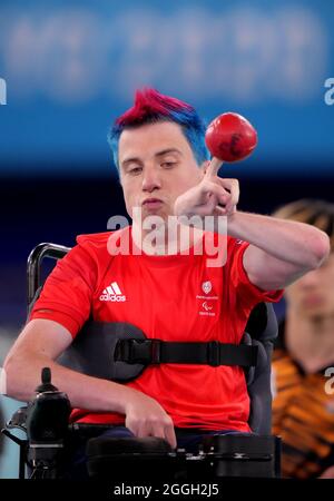 David Smith della Gran Bretagna compete nell'individuale - BC1 Gold Medal Match contro il Chew Wei Lun della Malesia alla palestra Ariake durante il giorno otto dei Giochi Paralimpici di Tokyo 2020 in Giappone. Data foto: Mercoledì 1 settembre 2021. Foto Stock