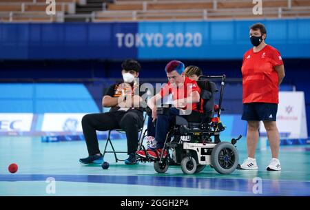 David Smith della Gran Bretagna compete nell'individuale - BC1 Gold Medal Match contro il Chew Wei Lun della Malesia alla palestra Ariake durante il giorno otto dei Giochi Paralimpici di Tokyo 2020 in Giappone. Data foto: Mercoledì 1 settembre 2021. Foto Stock