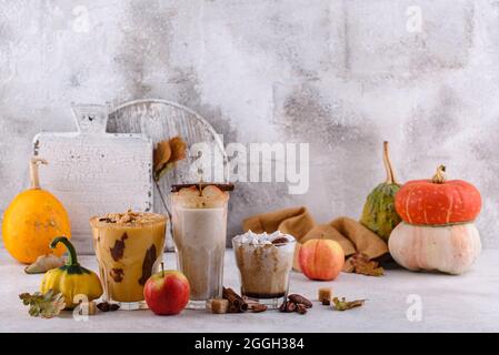 Set di frullato autunnale con zucca, mela e pecan Foto Stock
