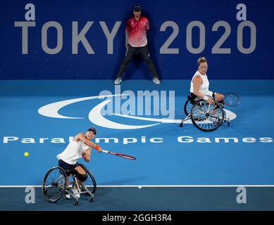 I Paesi Bassi Diede de Groot (a sinistra) e Aniek van Koot gareggiano contro Yui Kamiji e Momoko Ohtani in Giappone nei Semifinali doppio Tennis per donne su sedia a rotelle al Parco di Tennis Ariake durante l'ottavo giorno dei Giochi Paralimpici di Tokyo 2020 in Giappone. Data foto: Mercoledì 1 settembre 2021. Foto Stock