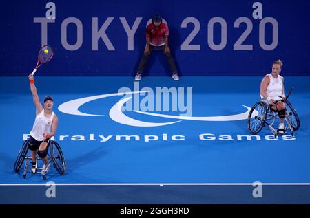 I Paesi Bassi Diede de Groot (a sinistra) e Aniek van Koot gareggiano contro Yui Kamiji e Momoko Ohtani in Giappone nei Semifinali doppio Tennis per donne su sedia a rotelle al Parco di Tennis Ariake durante l'ottavo giorno dei Giochi Paralimpici di Tokyo 2020 in Giappone. Data foto: Mercoledì 1 settembre 2021. Foto Stock