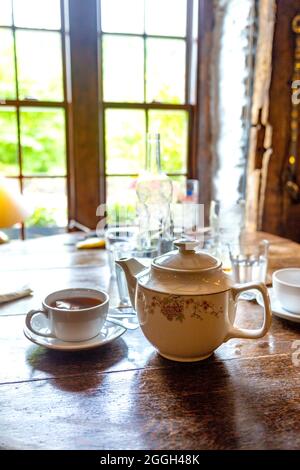 Tea pot e tea Cup su un tavolo al Ty Gwyn Hotel Inn, Betws Y Coed, Snowdonia, Galles, Regno Unito Foto Stock