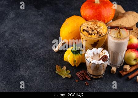 Set di frullato autunnale con zucca, mela e pecan Foto Stock