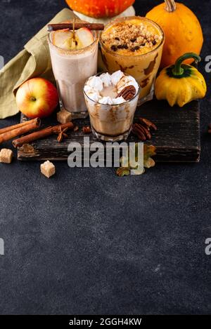 Set di frullato autunnale con zucca, mela e pecan Foto Stock
