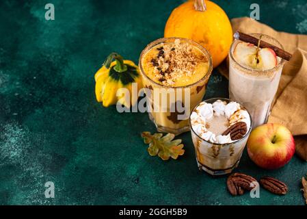 Set di frullato autunnale con zucca, mela e pecan Foto Stock