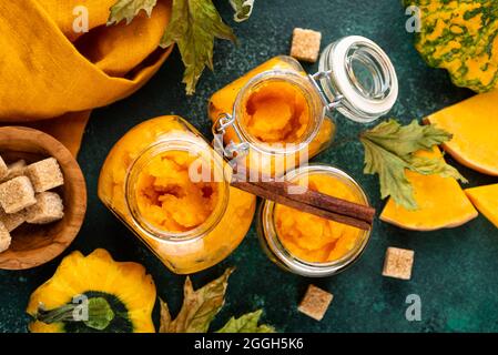 Marmellata di zucca dolce fatta in casa in vaso Foto Stock