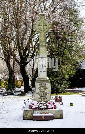 War Memorial nel cimitero di Honley dopo la nevicata Foto Stock