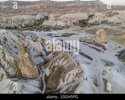 Turisti in safari in Cappadocia con veicoli ATV con vista di camini fata Foto Stock