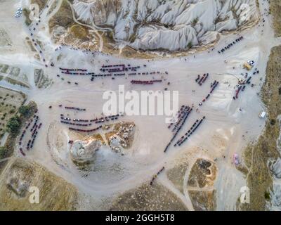 Turisti in safari in Cappadocia con veicoli ATV con vista di camini fata Foto Stock